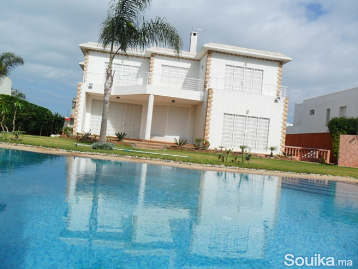 villa haut standing avec piscine à louer à Souissi