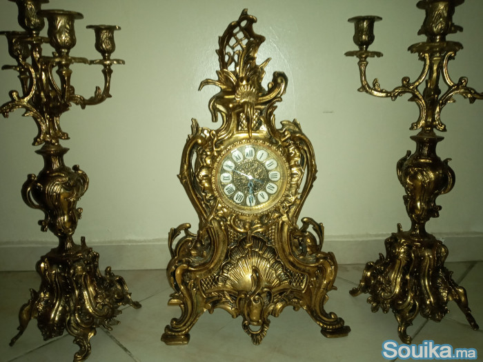 Chandeliers et horloge en cuivre