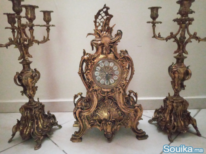 Chandeliers et horloge en cuivre